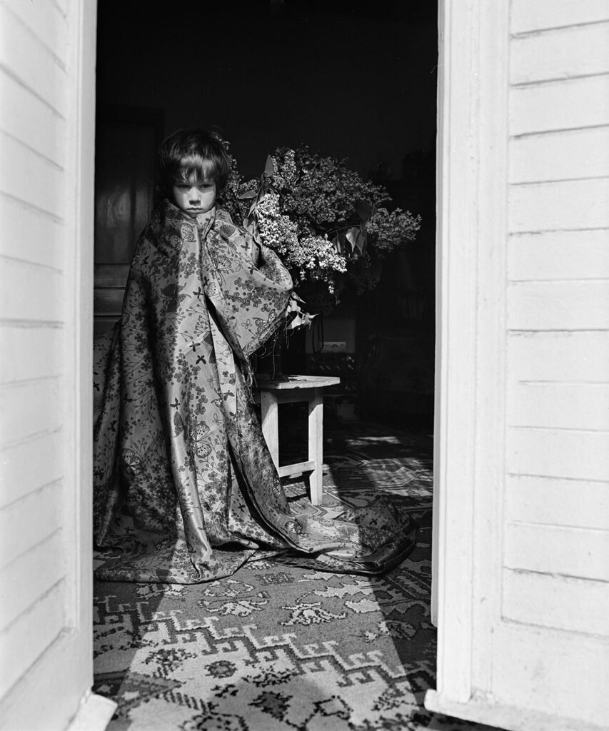 Marek Gardulski – MG5 00002, cykl Kącik dziecięcy, fotografia analogowa, vintage print.